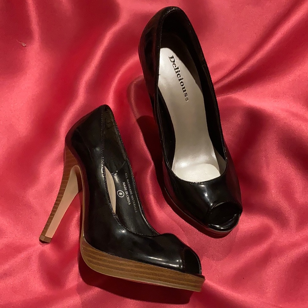 Shiny sexy black peep toe heels with wood bottom 🖤